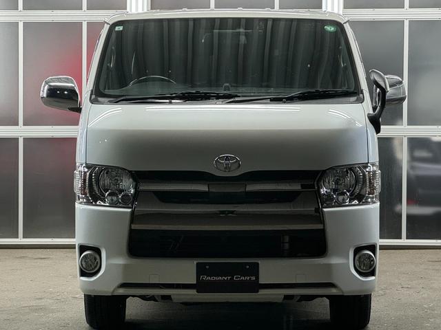 ハイエースバン スーパーＧＬ　ダークプライムＩＩ　トヨタセーフティセンス／ナイトロパワー１７インチ／新品ＴＯＹＯホワイトレター／ＬＥＤヘッドライト／オートハイビーム／レザー調シートカバー／コンビハンドル／純正メモリーナビＴＶ／Ｂカメラ／リアスポイラー（10枚目）