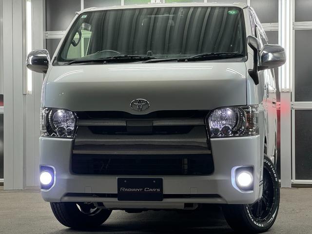 ハイエースバン スーパーＧＬ　ダークプライムＩＩ　トヨタセーフティセンス／ナイトロパワー１７インチ／新品ＴＯＹＯホワイトレター／ＬＥＤヘッドライト／オートハイビーム／レザー調シートカバー／コンビハンドル／純正メモリーナビＴＶ／Ｂカメラ／リアスポイラー（16枚目）