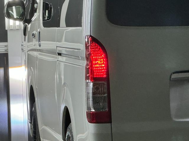 ハイエースバン スーパーＧＬ　ダークプライムＩＩ　トヨタセーフティセンス／ナイトロパワー１７インチ／新品ＴＯＹＯホワイトレター／ＬＥＤヘッドライト／オートハイビーム／レザー調シートカバー／コンビハンドル／純正メモリーナビＴＶ／Ｂカメラ／リアスポイラー（18枚目）