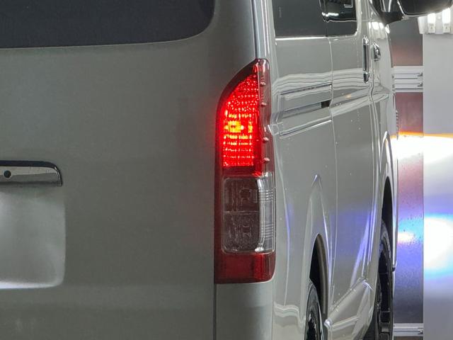 ハイエースバン スーパーＧＬ　ダークプライムＩＩ　トヨタセーフティセンス／ナイトロパワー１７インチ／新品ＴＯＹＯホワイトレター／ＬＥＤヘッドライト／オートハイビーム／レザー調シートカバー／コンビハンドル／純正メモリーナビＴＶ／Ｂカメラ／リアスポイラー（19枚目）