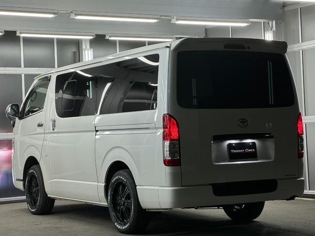 ハイエースバン スーパーＧＬ　ダークプライムＩＩ　トヨタセーフティセンス／ナイトロパワー１７インチ／新品ＴＯＹＯホワイトレター／ＬＥＤヘッドライト／オートハイビーム／レザー調シートカバー／コンビハンドル／純正メモリーナビＴＶ／Ｂカメラ／リアスポイラー（20枚目）