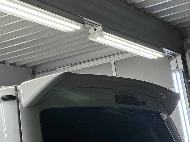 ハイエースバン スーパーＧＬ　ダークプライムＩＩ　トヨタセーフティセンス／ナイトロパワー１７インチ／新品ＴＯＹＯホワイトレター／ＬＥＤヘッドライト／オートハイビーム／レザー調シートカバー／コンビハンドル／純正メモリーナビＴＶ／Ｂカメラ／リアスポイラー（27枚目）
