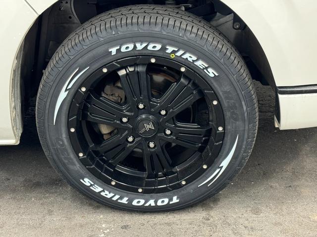ハイエースバン スーパーＧＬ　ダークプライムＩＩ　トヨタセーフティセンス／ナイトロパワー１７インチ／新品ＴＯＹＯホワイトレター／ＬＥＤヘッドライト／オートハイビーム／レザー調シートカバー／コンビハンドル／純正メモリーナビＴＶ／Ｂカメラ／リアスポイラー（28枚目）