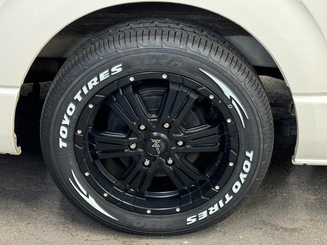 ハイエースバン スーパーＧＬ　ダークプライムＩＩ　トヨタセーフティセンス／ナイトロパワー１７インチ／新品ＴＯＹＯホワイトレター／ＬＥＤヘッドライト／オートハイビーム／レザー調シートカバー／コンビハンドル／純正メモリーナビＴＶ／Ｂカメラ／リアスポイラー（29枚目）