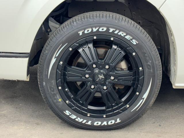 ハイエースバン スーパーＧＬ　ダークプライムＩＩ　トヨタセーフティセンス／ナイトロパワー１７インチ／新品ＴＯＹＯホワイトレター／ＬＥＤヘッドライト／オートハイビーム／レザー調シートカバー／コンビハンドル／純正メモリーナビＴＶ／Ｂカメラ／リアスポイラー（31枚目）