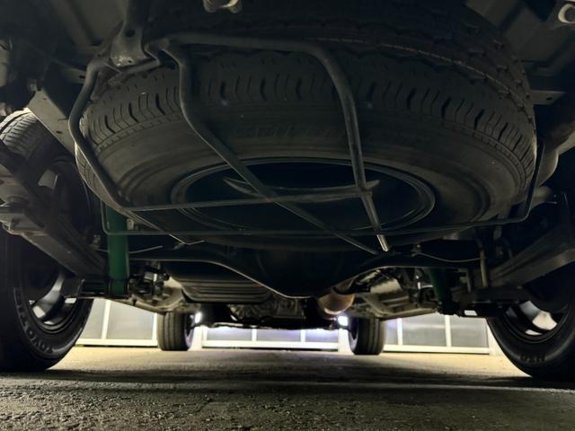 ハイエースバン スーパーＧＬ　ダークプライムＩＩ　トヨタセーフティセンス／ナイトロパワー１７インチ／新品ＴＯＹＯホワイトレター／ＬＥＤヘッドライト／オートハイビーム／レザー調シートカバー／コンビハンドル／純正メモリーナビＴＶ／Ｂカメラ／リアスポイラー（32枚目）