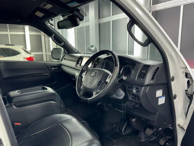 ハイエースバン スーパーＧＬ　ダークプライムＩＩ　トヨタセーフティセンス／ナイトロパワー１７インチ／新品ＴＯＹＯホワイトレター／ＬＥＤヘッドライト／オートハイビーム／レザー調シートカバー／コンビハンドル／純正メモリーナビＴＶ／Ｂカメラ／リアスポイラー（37枚目）