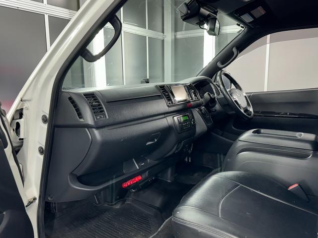 ハイエースバン スーパーＧＬ　ダークプライムＩＩ　トヨタセーフティセンス／ナイトロパワー１７インチ／新品ＴＯＹＯホワイトレター／ＬＥＤヘッドライト／オートハイビーム／レザー調シートカバー／コンビハンドル／純正メモリーナビＴＶ／Ｂカメラ／リアスポイラー（39枚目）