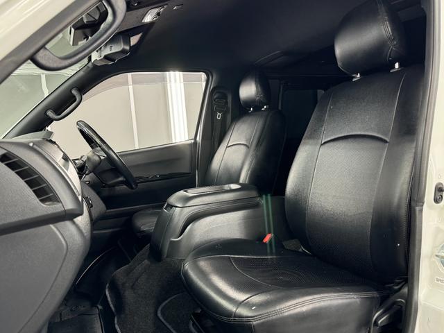 ハイエースバン スーパーＧＬ　ダークプライムＩＩ　トヨタセーフティセンス／ナイトロパワー１７インチ／新品ＴＯＹＯホワイトレター／ＬＥＤヘッドライト／オートハイビーム／レザー調シートカバー／コンビハンドル／純正メモリーナビＴＶ／Ｂカメラ／リアスポイラー（40枚目）