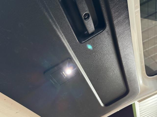 ハイエースバン スーパーＧＬ　ダークプライムＩＩ　トヨタセーフティセンス／ナイトロパワー１７インチ／新品ＴＯＹＯホワイトレター／ＬＥＤヘッドライト／オートハイビーム／レザー調シートカバー／コンビハンドル／純正メモリーナビＴＶ／Ｂカメラ／リアスポイラー（45枚目）