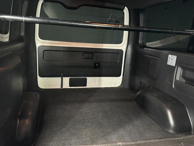 ハイエースバン スーパーＧＬ　ダークプライムＩＩ　トヨタセーフティセンス／ナイトロパワー１７インチ／新品ＴＯＹＯホワイトレター／ＬＥＤヘッドライト／オートハイビーム／レザー調シートカバー／コンビハンドル／純正メモリーナビＴＶ／Ｂカメラ／リアスポイラー（46枚目）