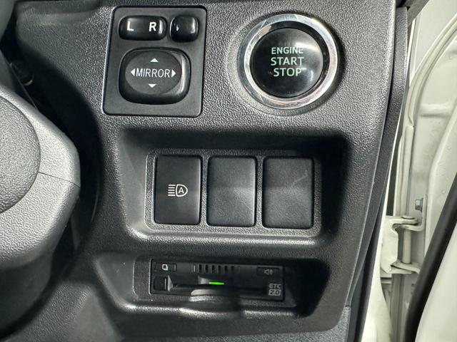ハイエースバン スーパーＧＬ　ダークプライムＩＩ　トヨタセーフティセンス／ナイトロパワー１７インチ／新品ＴＯＹＯホワイトレター／ＬＥＤヘッドライト／オートハイビーム／レザー調シートカバー／コンビハンドル／純正メモリーナビＴＶ／Ｂカメラ／リアスポイラー（53枚目）