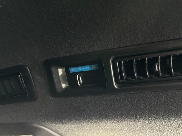 ハイエースバン スーパーＧＬ　ダークプライムＩＩ　トヨタセーフティセンス／ナイトロパワー１７インチ／新品ＴＯＹＯホワイトレター／ＬＥＤヘッドライト／オートハイビーム／レザー調シートカバー／コンビハンドル／純正メモリーナビＴＶ／Ｂカメラ／リアスポイラー（63枚目）