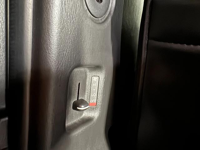 ハイエースバン スーパーＧＬ　ダークプライムＩＩ　トヨタセーフティセンス／ナイトロパワー１７インチ／新品ＴＯＹＯホワイトレター／ＬＥＤヘッドライト／オートハイビーム／レザー調シートカバー／コンビハンドル／純正メモリーナビＴＶ／Ｂカメラ／リアスポイラー（64枚目）