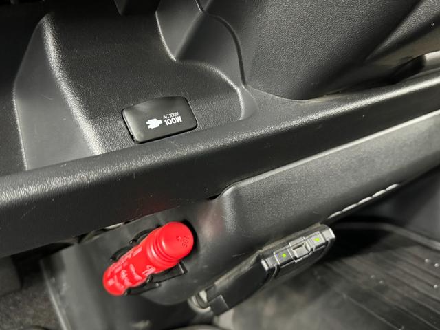 ハイエースバン スーパーＧＬ　ダークプライムＩＩ　トヨタセーフティセンス／ナイトロパワー１７インチ／新品ＴＯＹＯホワイトレター／ＬＥＤヘッドライト／オートハイビーム／レザー調シートカバー／コンビハンドル／純正メモリーナビＴＶ／Ｂカメラ／リアスポイラー（65枚目）