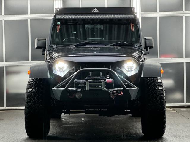 ジープ・ラングラーアンリミテッド スポーツ リフトアップ/マッドタイヤ/社外バンパー/社外グリル/社外ヘッドライト/サイドマーカー/サイドステップ/ルーフラック/テールガード/アルパインフローティングナビTV/バックカメラ/ETC車載器(2枚目)