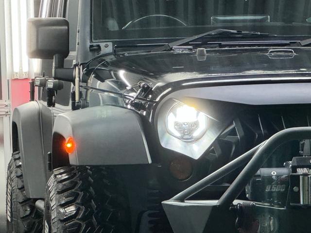 ジープ・ラングラーアンリミテッド スポーツ リフトアップ/マッドタイヤ/社外バンパー/社外グリル/社外ヘッドライト/サイドマーカー/サイドステップ/ルーフラック/テールガード/アルパインフローティングナビTV/バックカメラ/ETC車載器(3枚目)
