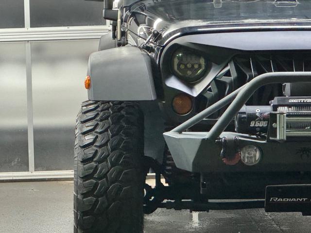 ジープ・ラングラーアンリミテッド スポーツ リフトアップ/マッドタイヤ/社外バンパー/社外グリル/社外ヘッドライト/サイドマーカー/サイドステップ/ルーフラック/テールガード/アルパインフローティングナビTV/バックカメラ/ETC車載器(8枚目)