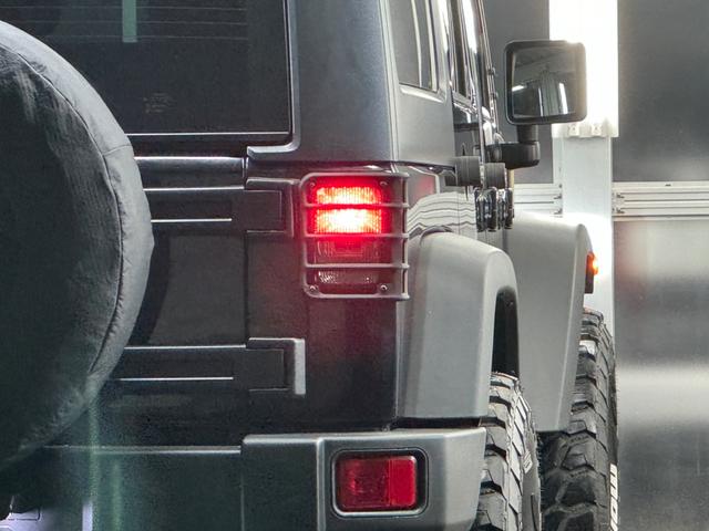 ジープ・ラングラーアンリミテッド スポーツ リフトアップ/マッドタイヤ/社外バンパー/社外グリル/社外ヘッドライト/サイドマーカー/サイドステップ/ルーフラック/テールガード/アルパインフローティングナビTV/バックカメラ/ETC車載器(19枚目)