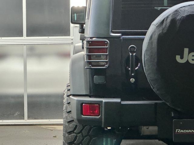 ジープ・ラングラーアンリミテッド スポーツ リフトアップ/マッドタイヤ/社外バンパー/社外グリル/社外ヘッドライト/サイドマーカー/サイドステップ/ルーフラック/テールガード/アルパインフローティングナビTV/バックカメラ/ETC車載器(23枚目)