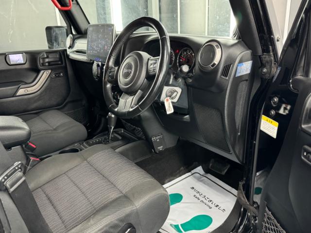 ジープ・ラングラーアンリミテッド スポーツ リフトアップ/マッドタイヤ/社外バンパー/社外グリル/社外ヘッドライト/サイドマーカー/サイドステップ/ルーフラック/テールガード/アルパインフローティングナビTV/バックカメラ/ETC車載器(34枚目)