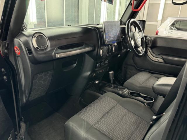 ジープ・ラングラーアンリミテッド スポーツ リフトアップ/マッドタイヤ/社外バンパー/社外グリル/社外ヘッドライト/サイドマーカー/サイドステップ/ルーフラック/テールガード/アルパインフローティングナビTV/バックカメラ/ETC車載器(36枚目)