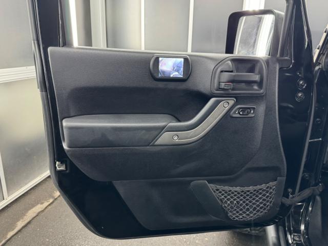 ジープ・ラングラーアンリミテッド スポーツ リフトアップ/マッドタイヤ/社外バンパー/社外グリル/社外ヘッドライト/サイドマーカー/サイドステップ/ルーフラック/テールガード/アルパインフローティングナビTV/バックカメラ/ETC車載器(48枚目)