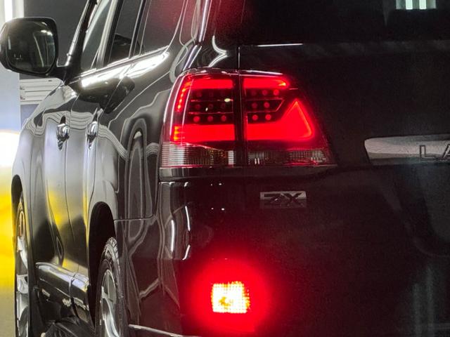 ランドクルーザー ＺＸ　１ナンバー登録／ＷＡＬＤ２２インチ／モデリスタエアロ／ガナドールマフラー／社外テール／サンルーフ／黒革シート／シートヒーター／ベンチレーション／サスコン／メーカーＯＰナビＴＶ／コーナーソナー／エンスタ（20枚目）