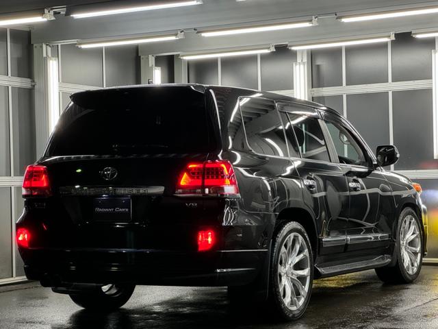 ランドクルーザー ＺＸ　１ナンバー登録／ＷＡＬＤ２２インチ／モデリスタエアロ／ガナドールマフラー／社外テール／サンルーフ／黒革シート／シートヒーター／ベンチレーション／サスコン／メーカーＯＰナビＴＶ／コーナーソナー／エンスタ（23枚目）