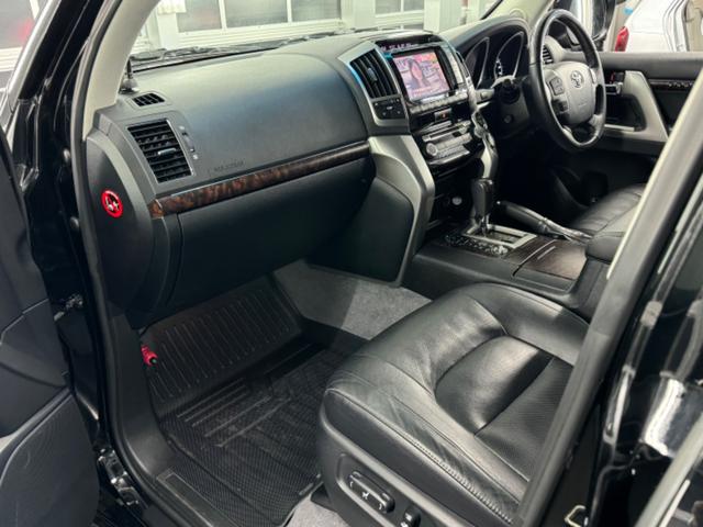 ランドクルーザー ＺＸ　１ナンバー登録／ＷＡＬＤ２２インチ／モデリスタエアロ／ガナドールマフラー／社外テール／サンルーフ／黒革シート／シートヒーター／ベンチレーション／サスコン／メーカーＯＰナビＴＶ／コーナーソナー／エンスタ（42枚目）