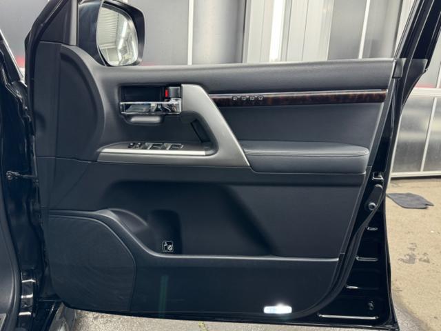 ランドクルーザー ＺＸ　１ナンバー登録／ＷＡＬＤ２２インチ／モデリスタエアロ／ガナドールマフラー／社外テール／サンルーフ／黒革シート／シートヒーター／ベンチレーション／サスコン／メーカーＯＰナビＴＶ／コーナーソナー／エンスタ（56枚目）