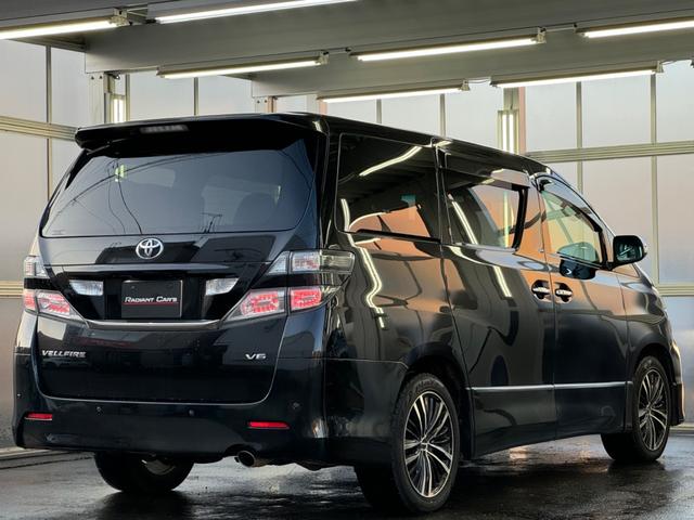 ヴェルファイア ３．５Ｚ　プラチナセレクションＩＩ　タイプゴールド　社外１８インチＡＷ／システムコンソール／両側パワースライドドア／パワーバックドア／純正オプションナビＴＶ／バックカメラ／コンビハンドル／ＥＴＣ車載器／切替４ＷＤ／コーナーセンサー／クルーズコントロール（16枚目）