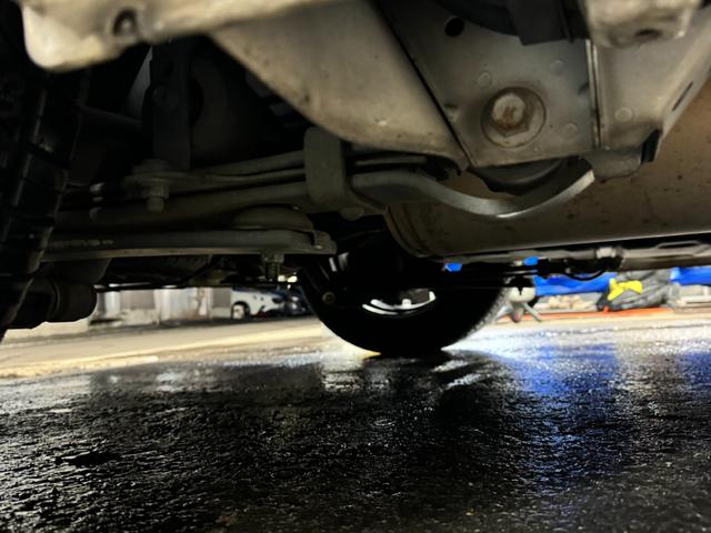 ハイエースバン ロングワイドスーパーＧＬ　本州仕入れ／ナイトロパワー１７インチ／新品タイヤ／ローダウン／ベッドキット／両側パワースライド／ＬＥＤヘッドライト／社外ＳＤナビＴＶ／追加スピーカー／バックカメラ／ＥＴＣ車載器／ドラレコ／シートカバー（32枚目）