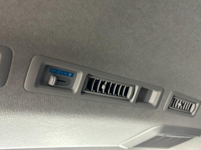 ハイエースバン ロングワイドスーパーＧＬ　本州仕入れ／ナイトロパワー１７インチ／新品タイヤ／ローダウン／ベッドキット／両側パワースライド／ＬＥＤヘッドライト／社外ＳＤナビＴＶ／追加スピーカー／バックカメラ／ＥＴＣ車載器／ドラレコ／シートカバー（42枚目）