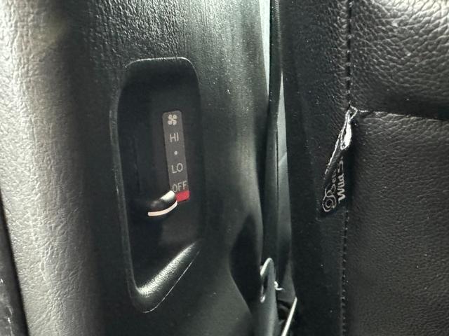 ハイエースバン ロングワイドスーパーＧＬ　本州仕入れ／ナイトロパワー１７インチ／新品タイヤ／ローダウン／ベッドキット／両側パワースライド／ＬＥＤヘッドライト／社外ＳＤナビＴＶ／追加スピーカー／バックカメラ／ＥＴＣ車載器／ドラレコ／シートカバー（43枚目）