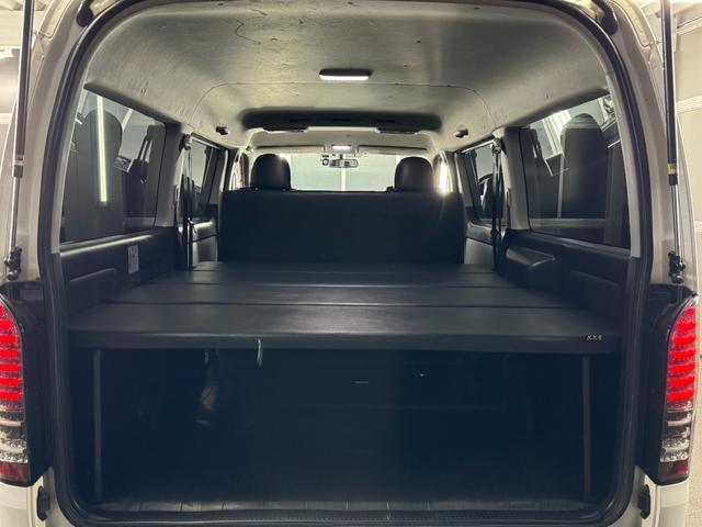 ハイエースバン ロングワイドスーパーＧＬ　本州仕入れ／ナイトロパワー１７インチ／新品タイヤ／ローダウン／ベッドキット／両側パワースライド／ＬＥＤヘッドライト／社外ＳＤナビＴＶ／追加スピーカー／バックカメラ／ＥＴＣ車載器／ドラレコ／シートカバー（44枚目）