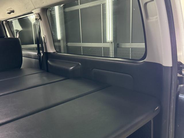 ハイエースバン ロングワイドスーパーＧＬ　本州仕入れ／ナイトロパワー１７インチ／新品タイヤ／ローダウン／ベッドキット／両側パワースライド／ＬＥＤヘッドライト／社外ＳＤナビＴＶ／追加スピーカー／バックカメラ／ＥＴＣ車載器／ドラレコ／シートカバー（47枚目）