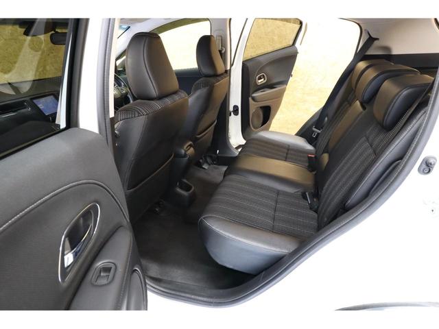 ヴェゼル ハイブリッドＸ・Ｌパッケージ　８型ＳＤナビ　黒半革　衝突軽減ブレーキ　バックカメラ　ＥＴＣ　シートヒーター　クルーズコントロール　パドルシフト　ＬＥＤヘッドライト／ＬＥＤフォグ／ＬＥＤテール　ＬＥＤルームランプ　純正１７インチＡＷ（13枚目）