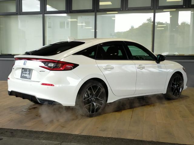 シビック e:HEV Bluetooth対応ホンダコネクトナビ/3モードバックカメラ/BOSEサウンドシステム/LEDヘッドライト/ETC2.0/ブラインドスポットインフォ/前後ドライブレコーダー/夏冬タイヤセット(4枚目)