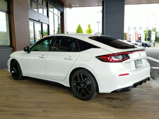 シビック e:HEV Bluetooth対応ホンダコネクトナビ/3モードバックカメラ/BOSEサウンドシステム/LEDヘッドライト/ETC2.0/ブラインドスポットインフォ/前後ドライブレコーダー/夏冬タイヤセット(6枚目)