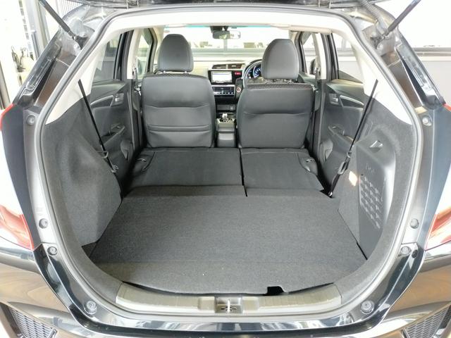 ■荷室は開口部が大きく、荷物の積み下ろしがスムーズ。後部座席を倒すことでさらに広くなり、使い勝手が良く便利です。