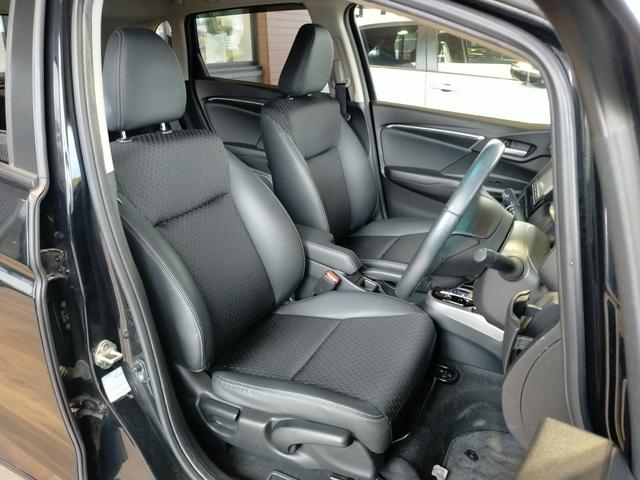 ■シックな印象を与えるブラックインテリア。落ち着いた雰囲気の中に洗練されたデザインが光り、ドライバーの気分を高めてくれます。細部までこだわった上質な仕上がりで、乗るたびに満足感を味わえる室内です。