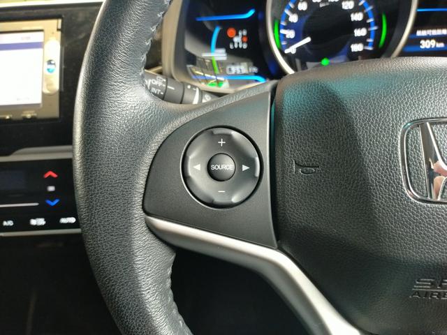 ■ステアリングリモコン付き。ハンドルから手を離さずにオーディオ操作ができるので、運転中も視線を外さず安心です。