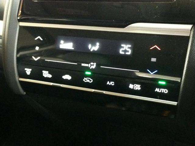 ■便利なオートエアコン付き！温度設定をするだけで、風向き、風量、暖かさが自動で調整されます。さらに、除湿機能が自動で作動し、ガラスのくもりを抑え、クリアな視界を提供。快適なドライブがさらに楽しめます。