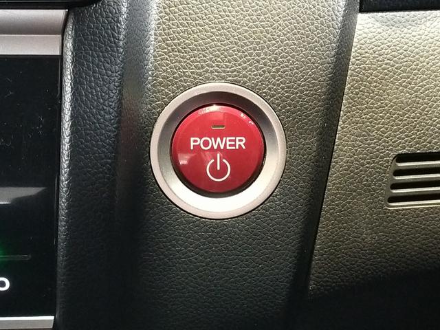 ■スマートキーを携帯していれば、エンジン始動はボタンを押すだけのプッシュスタート。キーを取り出す手間なく、スムーズに乗り降りできます。