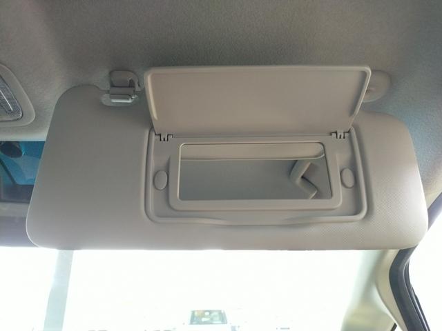 ■運転席、助手席共にサンバイザーにバニティミラーを装備。