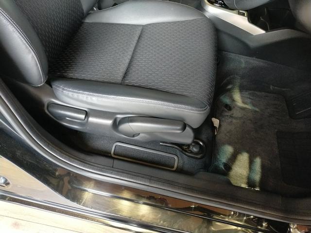 ■運転席ハイトアジャスター■シートの高さを調整できるので、視界やポジションを自分好みに設定可能。運転姿勢が安定し、安心してハンドル操作できます。