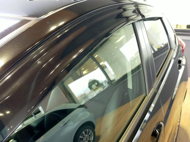 ■雨の日でも窓を少し開けて換気できるドアバイザーを装備。車内を快適に保ち、日常使いにも役立ちます。