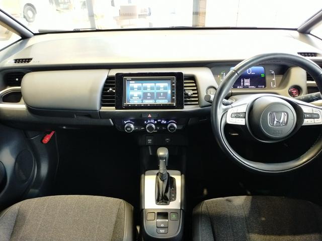 フィット ｅ：ＨＥＶホーム　Ｂｌｕｅｔｏｏｔｈ対応ワンセグナビ／３モードバックカメラ／ＥＴＣ／ホンダセンシング／ＬＥＤヘッドライト／ステアリングリモコン／フロントドライブレコーダー／リモコンエンジンスターター／夏冬タイヤセット（4枚目）