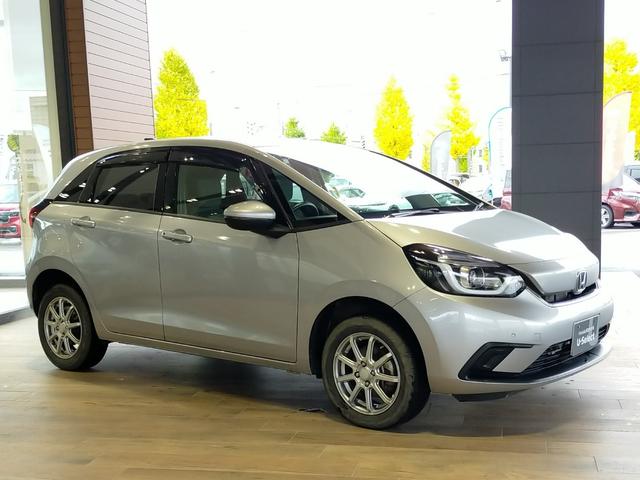 フィット ｅ：ＨＥＶホーム　Ｂｌｕｅｔｏｏｔｈ対応ワンセグナビ／３モードバックカメラ／ＥＴＣ／ホンダセンシング／ＬＥＤヘッドライト／ステアリングリモコン／フロントドライブレコーダー／リモコンエンジンスターター／夏冬タイヤセット（17枚目）